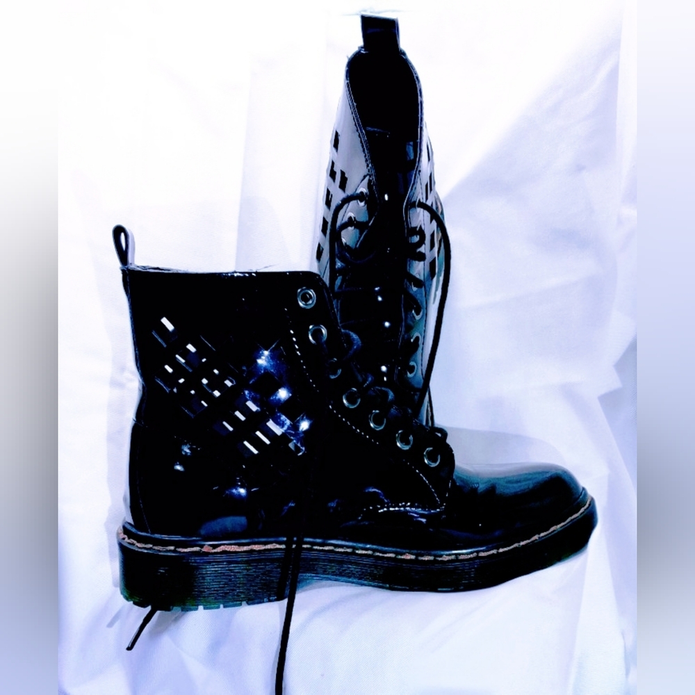 Women's Nanted Black Patent Leather Cut-Out Ankle Boots Size 5.5